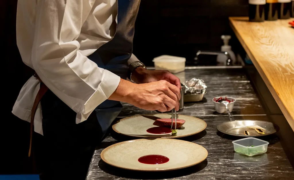 キッチンで盛り付けをするスタッフ