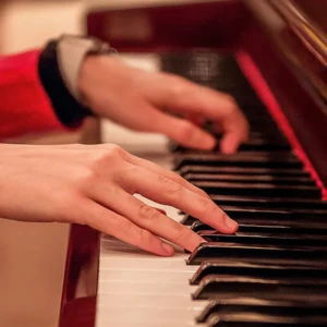 ピアノを演奏する女性