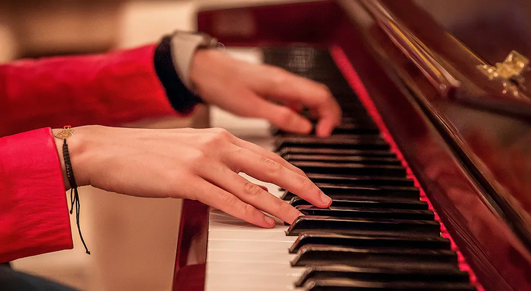 ピアノを演奏する女性