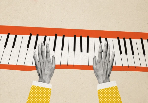 ピアノを演奏する人の手元