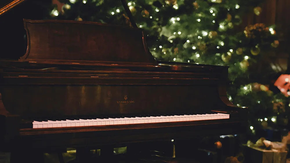 クリスマスツリーとピアノ