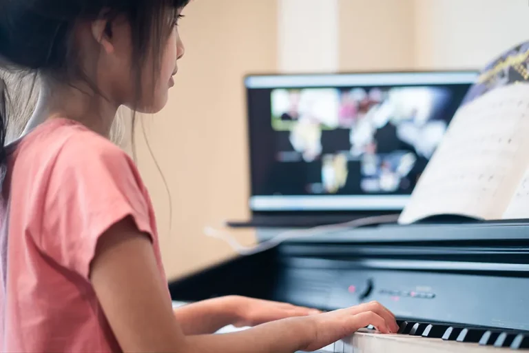 オンラインでピアノレッスンを受講する少女