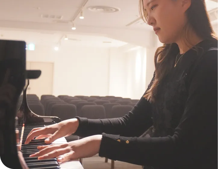 ピアノを演奏する女性