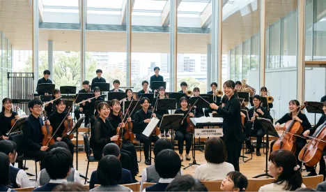 学校で演奏するオーケストラの演奏風景