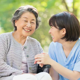 PCで事務作業をする手元