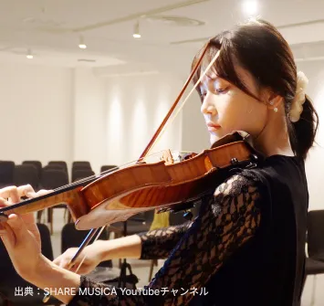 ヴァイオリンを演奏する女性
