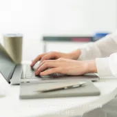 PCで事務作業をする手元