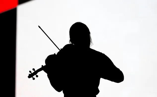 ヴァイオリンを演奏する女性の後ろ姿