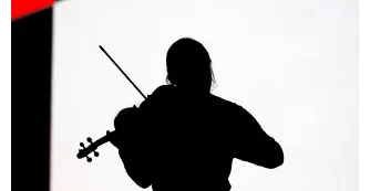 ヴァイオリンを演奏する女性の後ろ姿