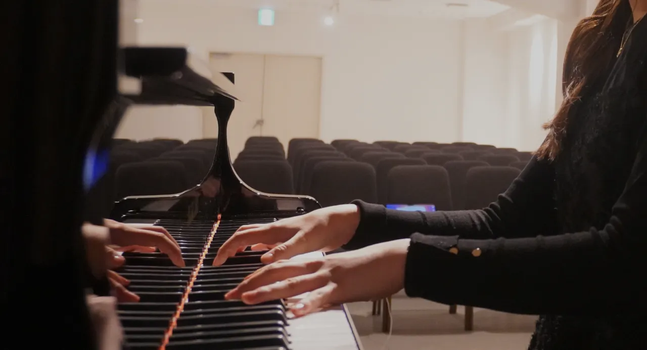 ピアノを演奏するピアニスト