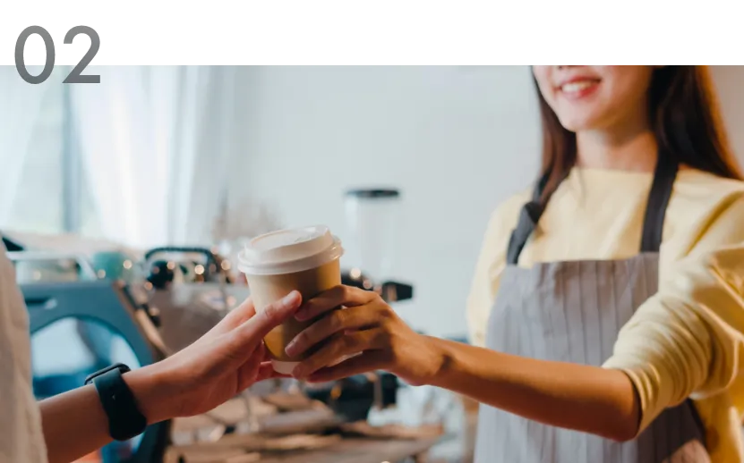 コーヒーを渡す女性