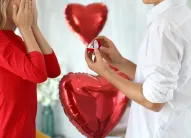 プロポーズを行うカップル