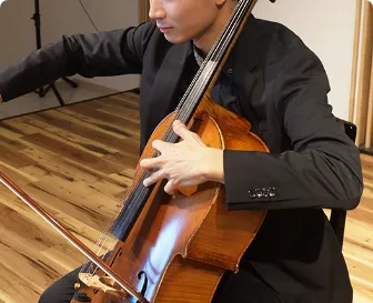 チェロを演奏する男性