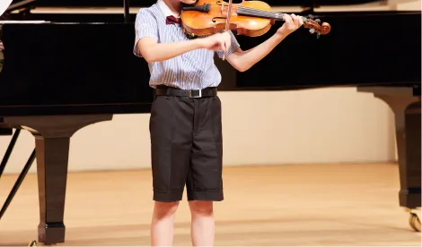 ピアノを演奏する様子