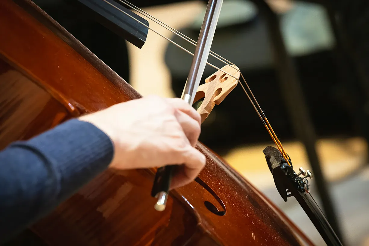 座って演奏できるから、大人にこそおすすめの楽器